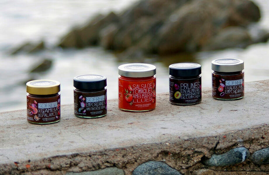 Vielfalt an Konserven Antoni Izquierdo Gourmet am Strand von Palamós